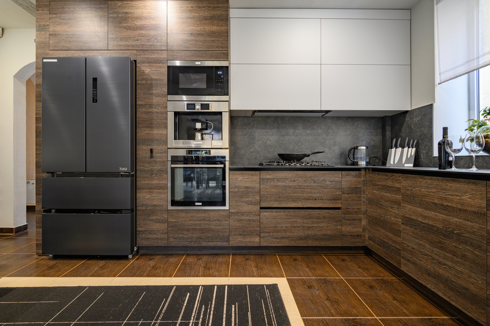 Modern,Large,Luxurious,Dark,Brown,,Gray,And,Black,Cozy,Kitchen
