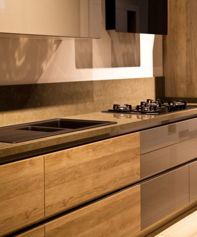 Interior,Of,Luxurious,Modern,Kitchen,Equipment,,Grey,And,Oak,Cabinets